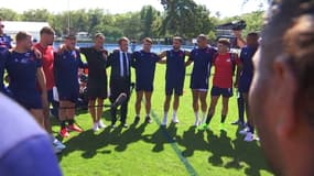 "Vous êtes des grands champions (...), je serai derrière vous à chaque seconde": Emmanuel Macron rencontre les joueurs du XV de France, quatre jours avant le début du Mondial de rugby 