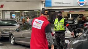 En plus de gérer les stocks, Mohamed, le gérant de cette station Total doit également s'occuper de la circulation et faire respecter les règles. 