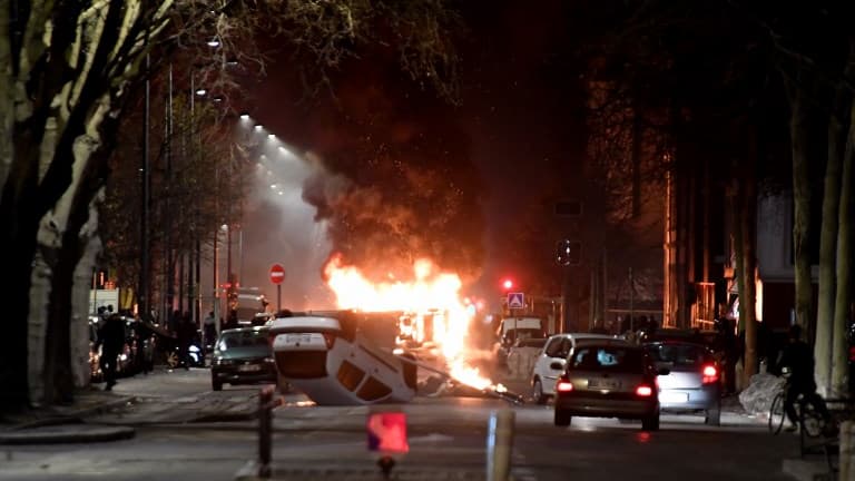 Des voitures en feu ce mercredi soir à Grenoble.