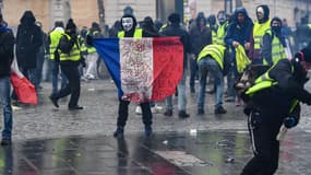 A Paris, le mouvement des gilets jaunes réunit 2.200 personnes ce samedi 15 décembre, contre 10.000 il y a une semaine.