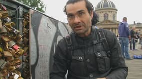 Philéas récupère les cadenas qu'il peut ouvrir dans l'espoir de les redonner à leurs propriétaires.
