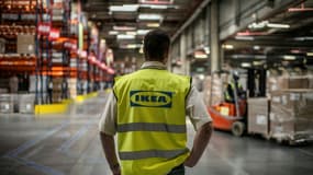 Un salarié d'Ikea, dans l'entrepôt de Saint-Quentin-Fallavier, près de Lyon.