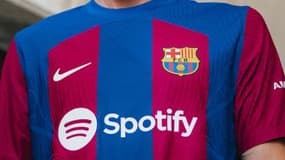 Robert Lewandowski pose avec la nouvelle tunique du Barça pour la saison 2023-2024.