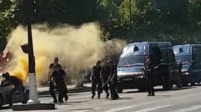 Fourgon de gendarmerie percuté à Paris - Témoins BFMTV