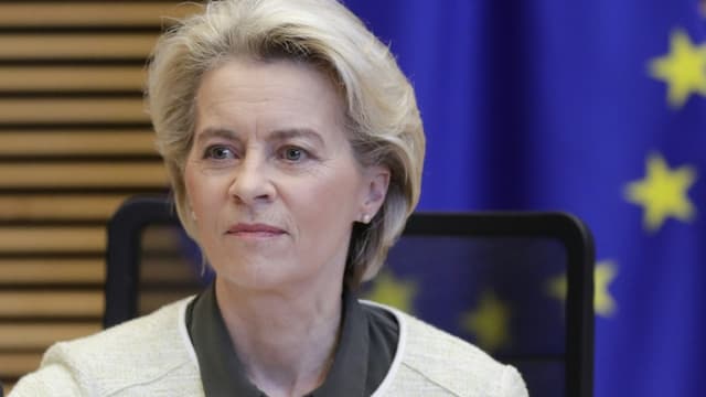 La présidente de la Commission européenne Ursula von der Leyen lors d'une réunion à Bruxelles le 23 février 2022