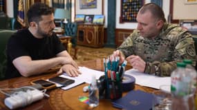 Le président ukrainien Volodymyr Zelensky et le général Vassyl Maliouk, le 1er juin 2025 à Kiev (Ukraine).