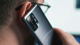 Une personne en conversation téléphonique (photo d'illustration).