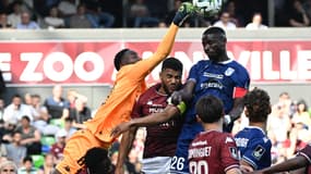 La sortie de Pape Sy lors de la rencontre de Metz face à Dunkerque en Ligue 2 le 17 mai 2025