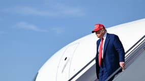 Le président américain Donald Trump descend d'Air Force One à la base interarmées Andrews, dans le Maryland ce samedi 21 juin.