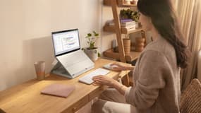 Le Casa Pop-Up Desk de Logitech