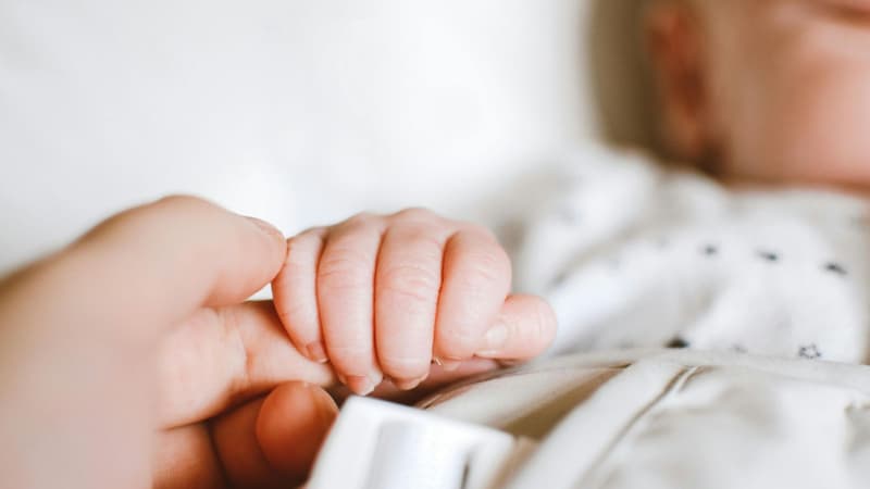 Plus court, égalitaire et mieux payé: en quoi consiste le congé de naissance qui doit remplacer le congé parental en 2026?