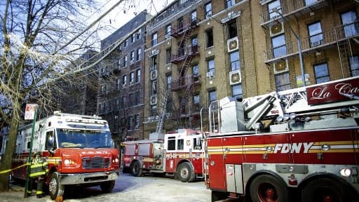 Image de l'extérieur de l'immeuble incendié dans le quartier du Bronx, à New York, le 29 décembre 2017