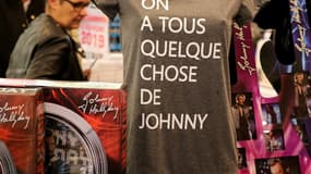 Les fans de Johnny Hallyday ne regardent pas à la dépense pour s'offrir des goodies de leur idole défunte