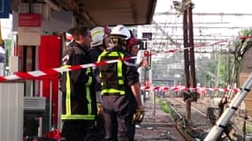 Pompiers sur un quai de la gare de Brétigny-sur-Orge, après le drame.