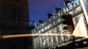 Des immeubles parisiens reflètent sur l'une des vitrines d'une boutique Chopard, Place Vendôme à Paris, le 30 mai 2009