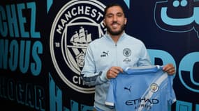 Rayan Cherki posant avec le maillot de Manchester City, le 10 juin 2025