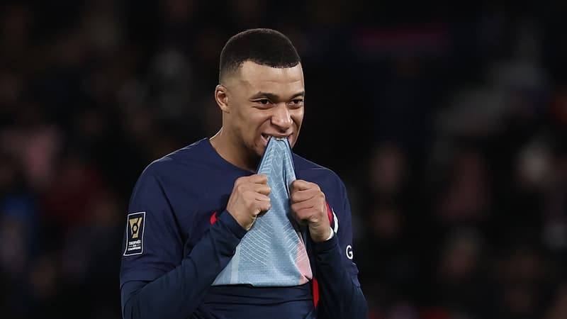 L'attaquant du PSG Kylian Mbappé mord son maillot