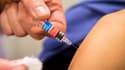 Une personne reçoit un vaccin contre la grippe dans le cadre de la campagne de vaccination annuelle, le 8 octobre 2015 à Lille.