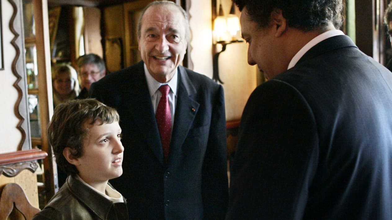 Jacques Chirac, en compagnie de son petit-fils Martin et de l'ancien joueur de rugby Serge Blanco, à Ciboure, le 3 avril 2007. Jacques Chirac, en compagnie de son petit-fils Martin et de l'ancien joueur de rugby Serge Blanco, à Ciboure, le 3 avril 2007.
