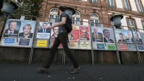 Les affiches des onze candidats à la présidentielle, photographiées le 10 avril 2017 à Strasbourg. 