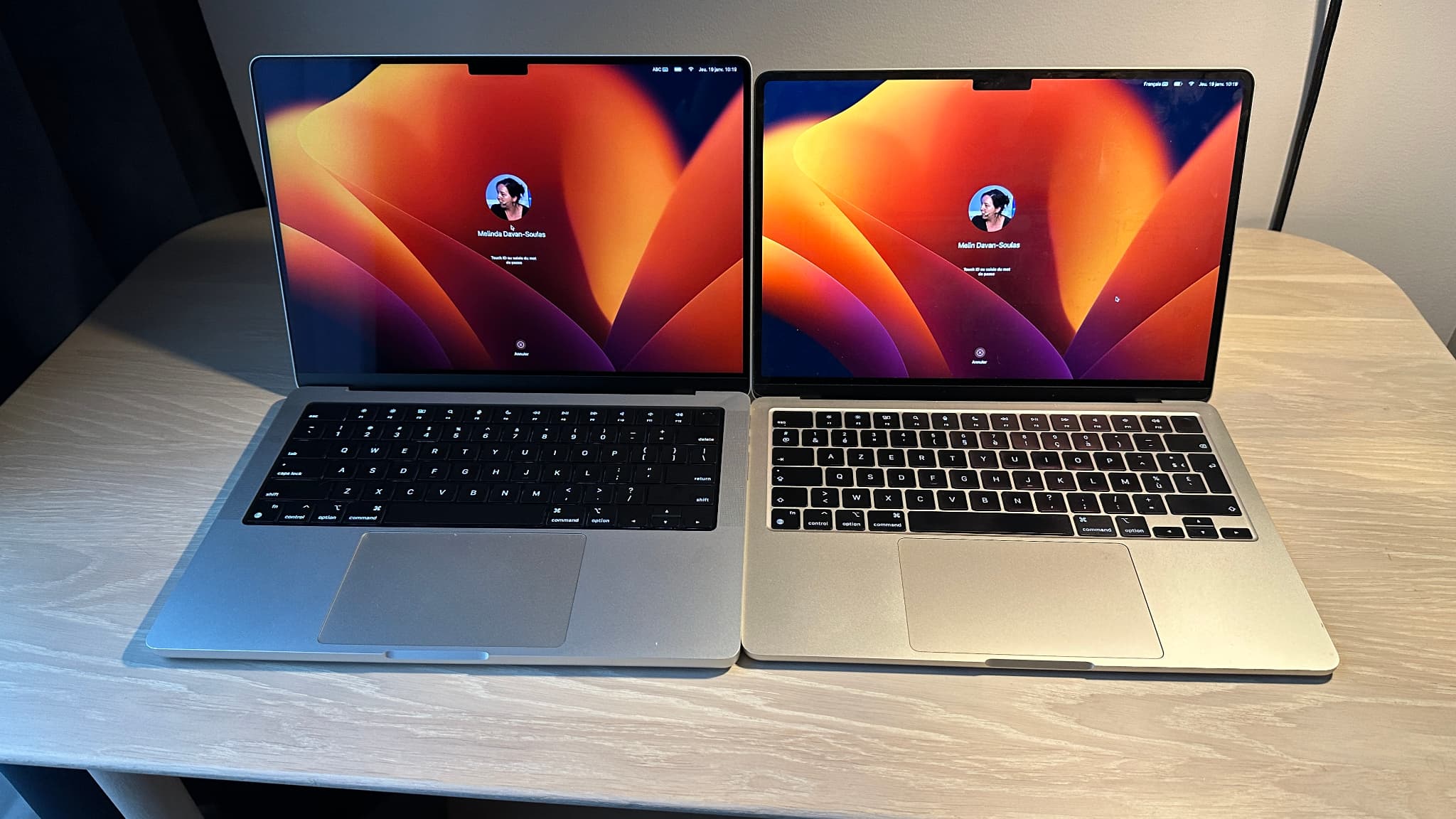 A gauche, le nouveau MacBook Pro 14 pouces avec puce M2 Pro. A droite, le MacBook Air 13,6" avec puce M2 A gauche, le nouveau MacBook Pro 14 pouces avec puce M2 Pro. A droite, le MacBook Air 13,6" avec puce M2
