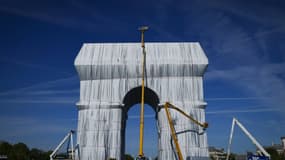 L'Arc de Triomphe empaqueté, oeuvre posthume de l'artiste Christo, le 16 septembre 2021 à Paris