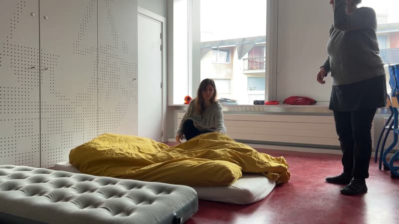Des lits installés dans l'école élémentaire Saint-Jean à Strasbourg pour les familles des enfants sans abris scolarisés dans l'établissement