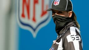 L'arbitre Sarah Thomas lors d'un match de la Ligue professionnelle de football américain entre les Carolina Panthers et les Denver Broncos le 13 décembre 2020 à Charlotte