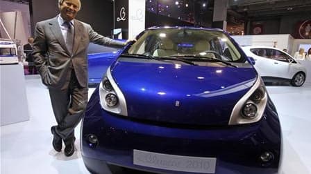 Présentation par Vincent Bolloré de la BlueCar au dernier Mondial de l'Automobile à Paris. La Mairie de Paris a donné jeudi le coup d'envoi au projet "Autolib'", dont la gestion est confiée au groupe Bolloré, qui permettra d'utiliser à partir d'octobre 20