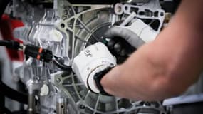 Un salarié à son poste de travail dans l'atelier de moteurs électriques de l'usine Renault à Cléon, près de Rouen, le 5 juillet 2022.
