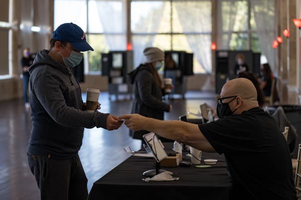 Une personne votant à Atlanta (Géorgie, Etats-Unis), le 3 novembre 2020