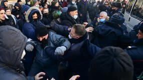 Des affrontements opposent des manifestants soutenant l'opposant russe Alexeï Navalny à la police dans la ville de Vladivostok le 23 janvier 2021 