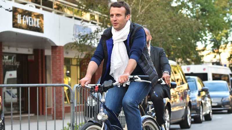 Emmanuel Macron, à bicyclette.