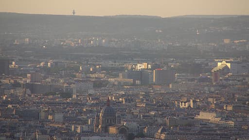 Les personnes fragiles (enfants, personnes âgées, asthmatiques, etc.) peuvent présenter "une sensibilité particulière aux polluants atmosphériques. Il est aussi recommandé d'éviter toutes les activités physiques et sportives intenses.