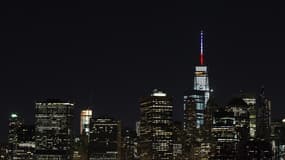 L'antenne du One World Trade Center s'est teinte de tricolore en solidarité avec la France après les attéques terroristes du 13 novembre à Paris.