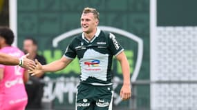 Emilien Gailleton célèbre un essai avec Pau en Top 14, le 13 septembre 2025