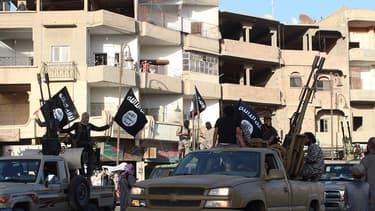 Des jihadistes de l'organisation Etat Islamique paradent dans les rues de Raqqa.