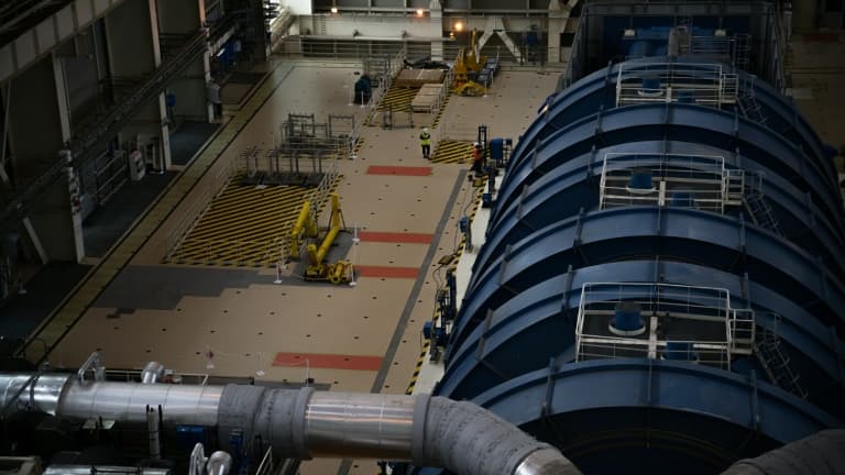 le groupe turbo-alternateur dans la "zone des machines" d'un bâtiment de la centrale nucléaire de Flamanville, le 25 avril 2024 dans La Manche