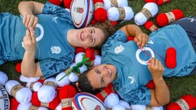 Abby Dow, Tatyana Heard et les joueuses de l'Angleterre utilisent le tricot pour souder des liens. 