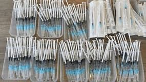 Des seringues mises à disposition de bénévoles, lors d'une journée de formation à la vaccination à Londres, le 30 janvier 2021