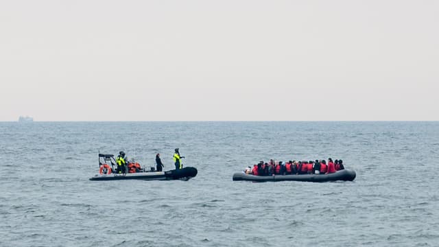 Des migrants navigant sur les eaux de La Manche