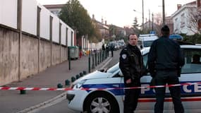 Barrage de police aux abords de l'école juive d'Ozar Hatorah, à Toulouse. Les enquêteurs n'ont fait état mardi d'aucune percée dans l'enquête sur les tueries qui ont fait sept morts en une semaine en France, mais le procureur de Paris, François Molins, qu