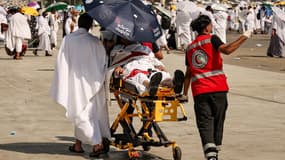 Des membres de l'équipe médicale évacuent un pèlerin musulman, affecté par la chaleur torride, au pied du mont Arafat, lors du pèlerinage annuel du hajj, le 15 juin 2024.