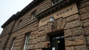 Une femme arrive au tribunal de Chester, en Angleterre, le 11 mars 2022.