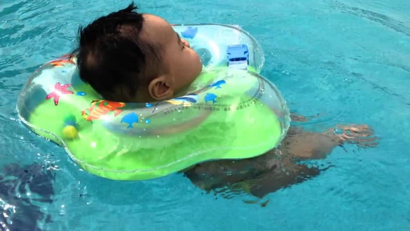 Un bébé muni d'une bouée de cou
