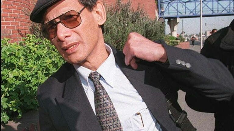 Charles Sobhraj quitte le palais de justice de Bobigny, le 8 avril 1997. Mis en examen par un juge d'instruction de Bobigny, pour empoisonnements, Sobhraj, dit "le Serpent", a été laissé en liberté