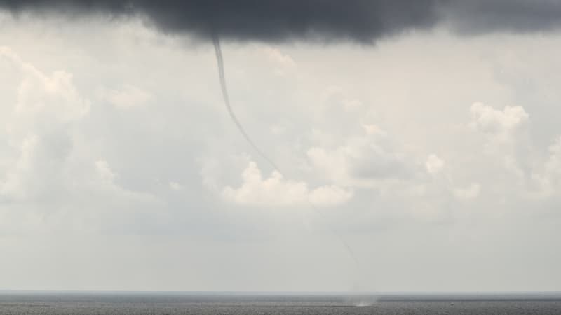 Une trombe marine au-dessus de la mer Méditerranée, au large de la péninsule de Giens, sur la côte sud de la France, près d'Hyères, le 9 août 2018.
