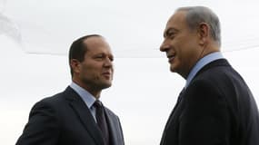 La mairie de Jérusalem, dirigée par Nir Barkat (à gauche) qui discute ici avec Benyamin Netanyahou, a autorisé la construction de logements dans un quartier de colonisation à Jérusalem-est. (Photo d'illustration) 