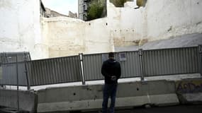 Un homme devant l'emplacement des immeubles effondrés il y a deux ans rue d'Aubagne à Marseille le 3 novembre 2020