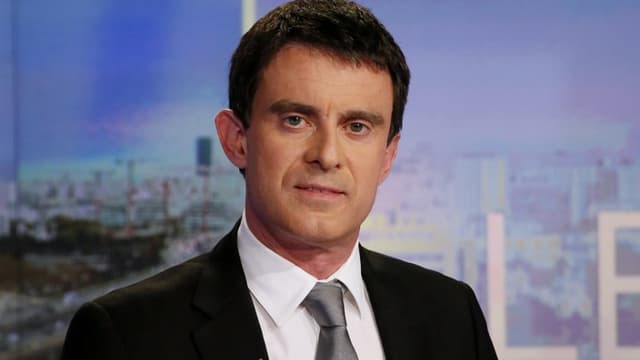 Manuel Valls pose lors d'une interview au 20h de TF1 en 2014
